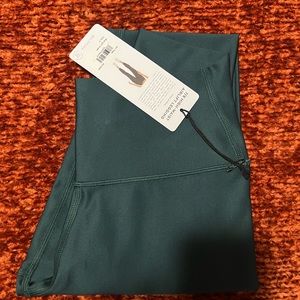 7/8 High-Waist Airlift Alo leggings in size small. New with tags attached.